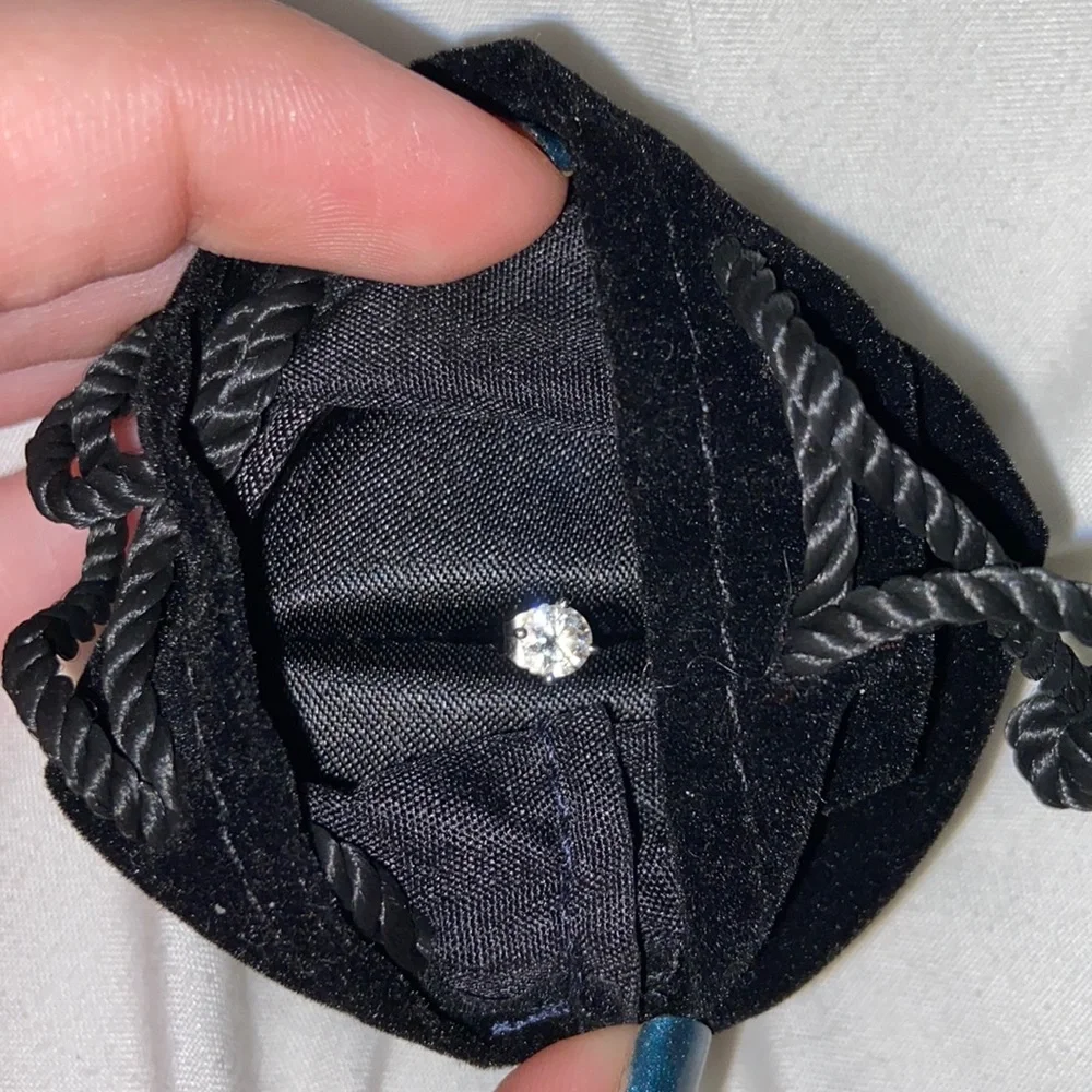 One white gold diamond earring (it is a real diamond) - Picture 1 of 4